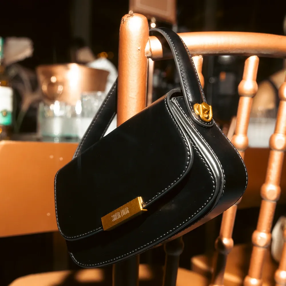 Bolsa Pequena Soft Preta Alça Dupla - Santa Lolla