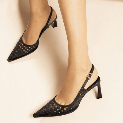 Scarpin Salto Baixo Couro Tressê Preto Bico Fino