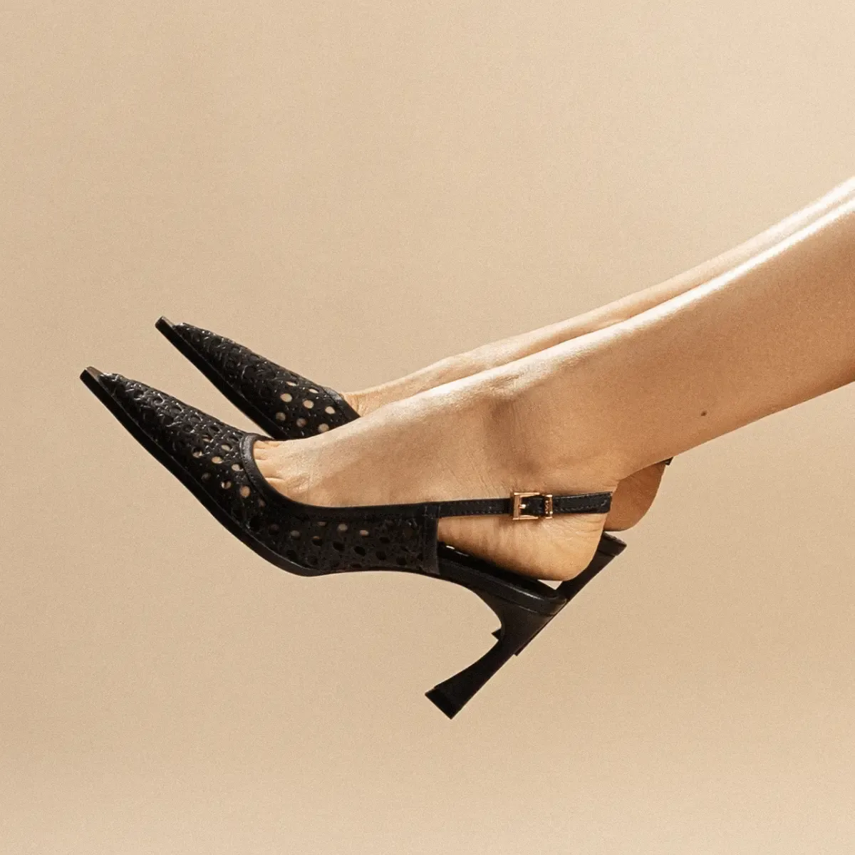 Scarpin Salto Baixo Couro Trisse Preto Bico Fino - Santa Lolla