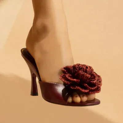 Mule Flor Ráfia Salto Fino Vermelho Ruby
