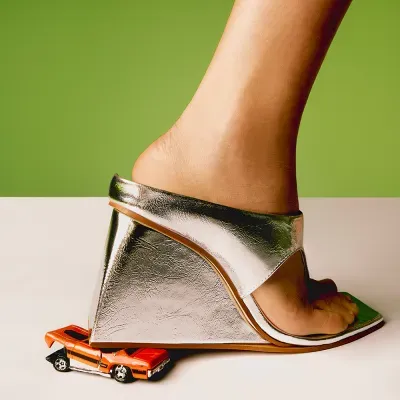 Mule thong prata metalizado bico quadrado