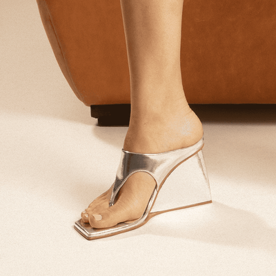 Mule thong prata metalizado bico quadrado