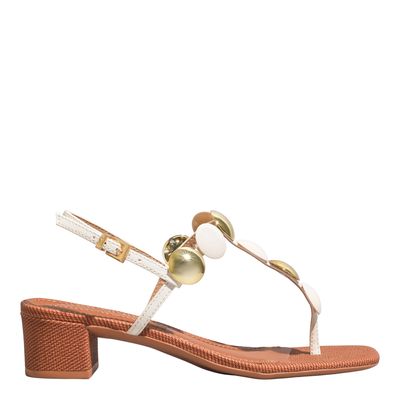 Sandália Verniz Off White Salto Grosso Tachas