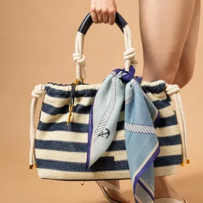 Bolsa Grande Tramado Alça De Ombro Listrada Azul e Branca