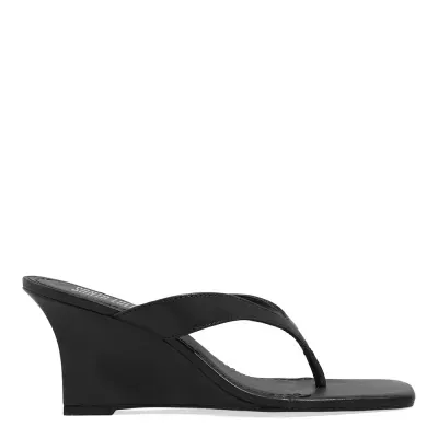 Mule Thong Couro Preto Anabela