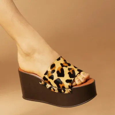 Tamanco Plataforma Couro Animal Print Onça