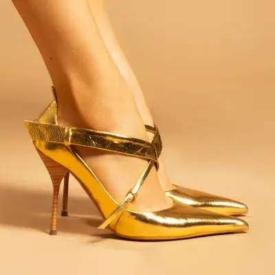 Scarpin Couro Metalizado Dourado Bico Fino Salto Agulha