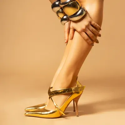 Scarpin Couro Metalizado Dourado Bico Fino Salto Agulha