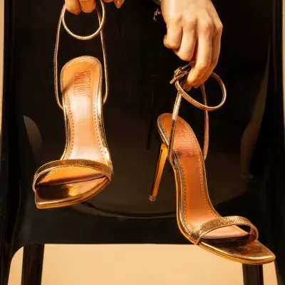 Sandália Couro Metalizado Dourada Salto Alto Fino