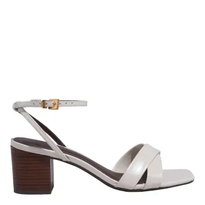 Sandália Verniz Off White Salto Bloco Baixo