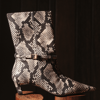 Bota Couro Animal Print Estampa Cobra Bico Fino Cano Médio