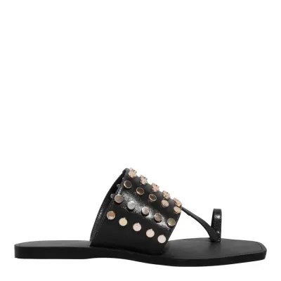 Rasteira de Dedo Couro Confort Preta Bico Quadrado Tachas