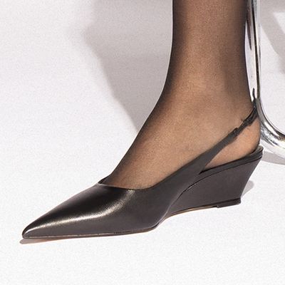 Scarpin Slingback Couro Preto Anabela