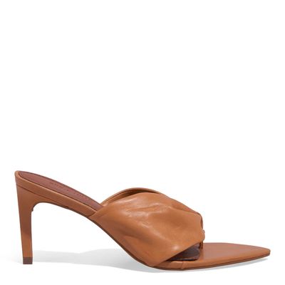 Mule Thong Couro Bico Folha Salto Fino Bege