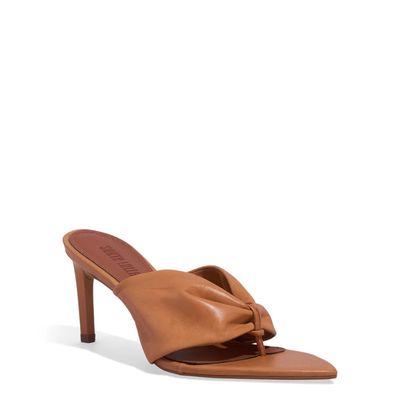 Mule Thong Couro Bico Folha Salto Fino Bege