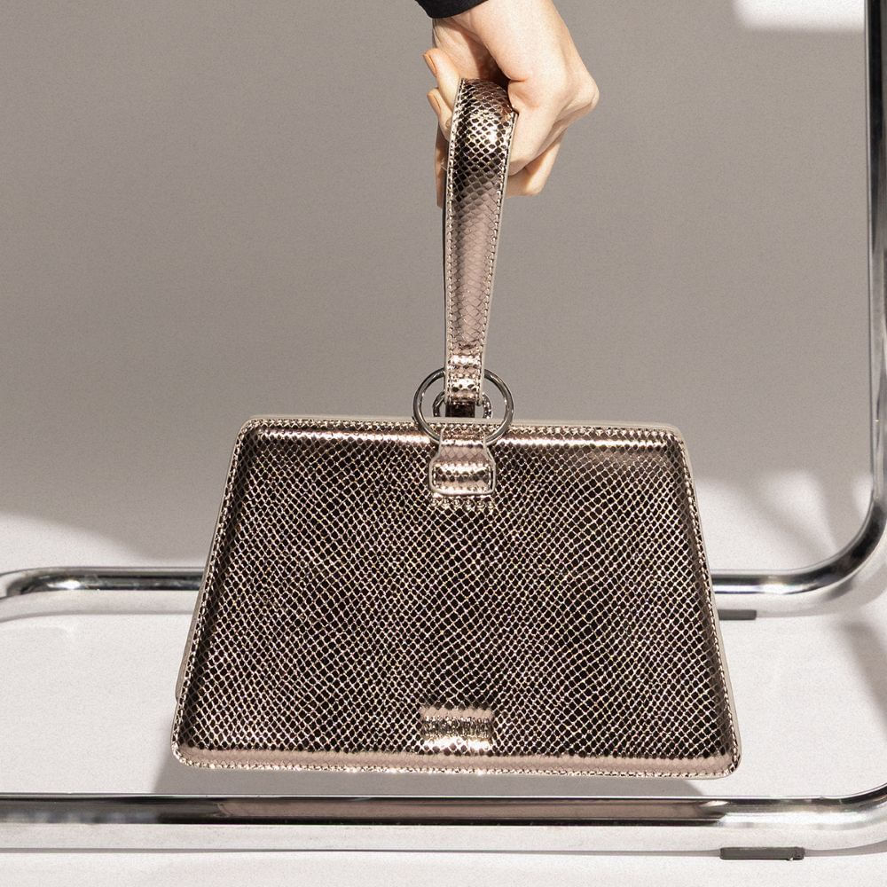 Bolsa Trapézio Metalizado Cinza Grafite Alça Transversal - Santa Lolla