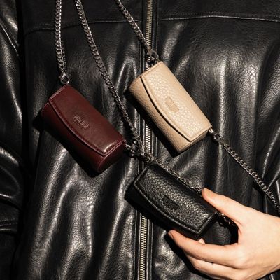 Chaveiro Mini Bolsa Floater Preto Alça Transversal Corrente