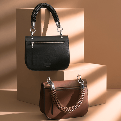 Bolsa quadrada pequena de risco marrom com alça trançada