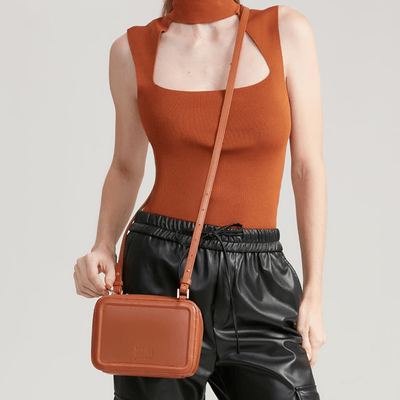 Bolsa camera bag Transversal Marrom Couro Pequena Alça Ajustável - Linha Genuine Leather