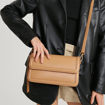 Bolsa Flap Bag Estruturada Média com Alça Transversal de Couro Marrom - Linha Genuine Leather