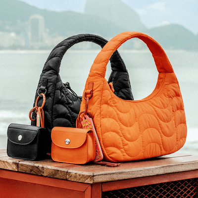 Bolsa Baguete Hobo Matelassê Calçadão de Copacabana Laranja - Linha Collab Disney: 80 anos de Zé Carioca