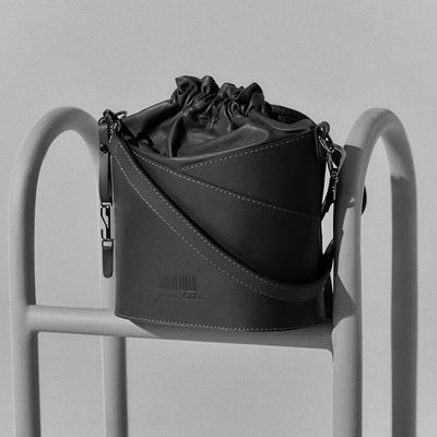 Bolsa Bucket Preta Couro Pequena Transversal - Linha Genuine Leather