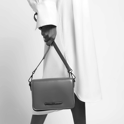 Bolsa Tiracolo Quadrada Flap Bag com Alça Transversal Removível Vermelha