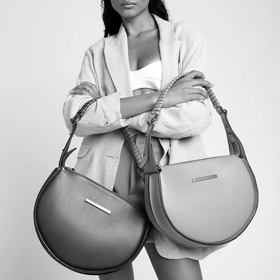 Bolsa Baguete Meia Lua Grande com Alça Trançada Preta