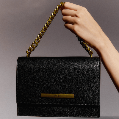 Bolsa Tiracolo Preta Alça Corrente Dourada