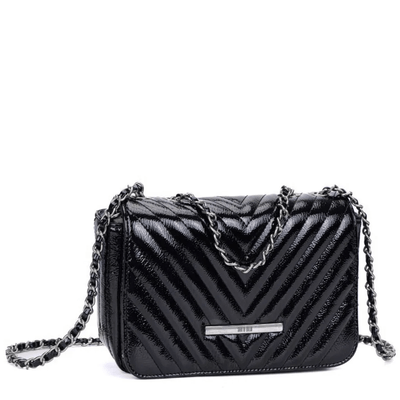 Bolsa Preta Matelassê Verniz Transversal Corrente Prata