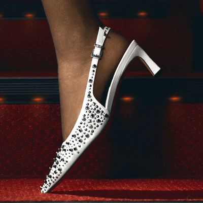 Scarpin Slingback Off White Tachas Salto Fino Baixo