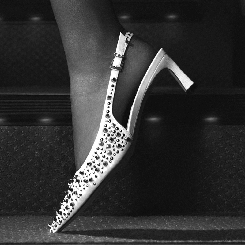 Scarpin Slingback Preto Tachas Salto Fino Baixo - Santa Lolla Scarpin Slingback Preto Tachas Salto Fino Baixo - Santa Lolla