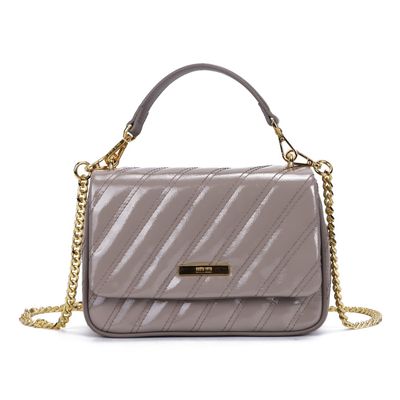 Bolsa Cinza Verniz Glossy Alça Transversal Metalizada