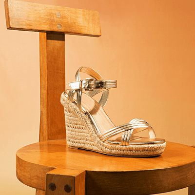 Sandália Espadrille Dourada Tiras Cruzadas Metalizadas Salto Alto
