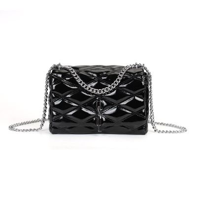 Bolsa Glossy Envernizada Preta Alça Corrente Transversal