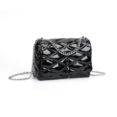 Bolsa Glossy Envernizada Preta Alça Corrente Transversal