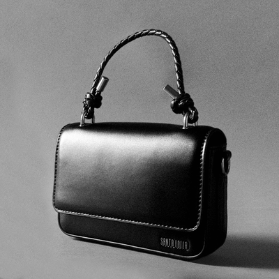 Bolsa Preta Soft Alça Transversal Metalizada