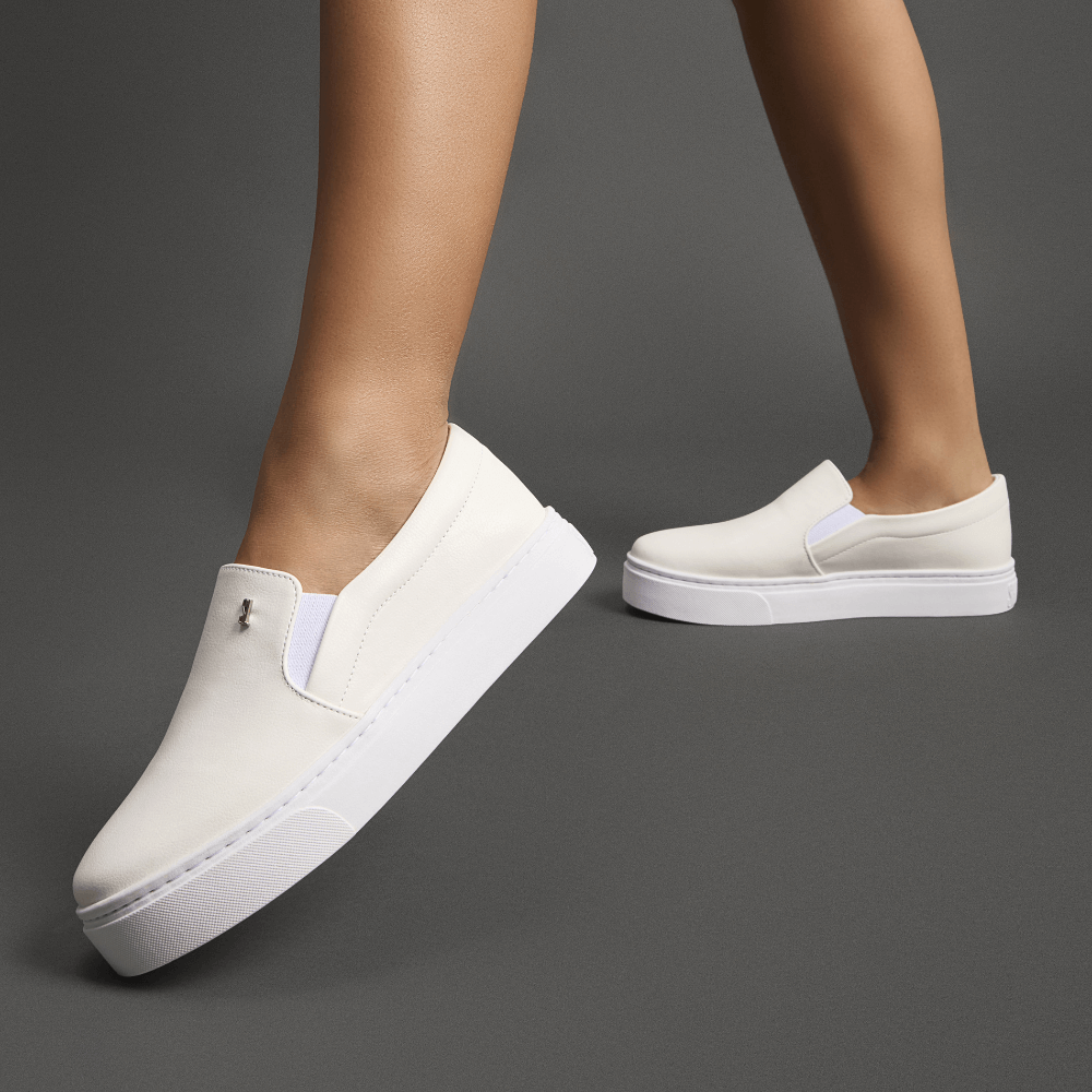 Tênis Slip On Branco Flat Bico Redondo Santa Lolla