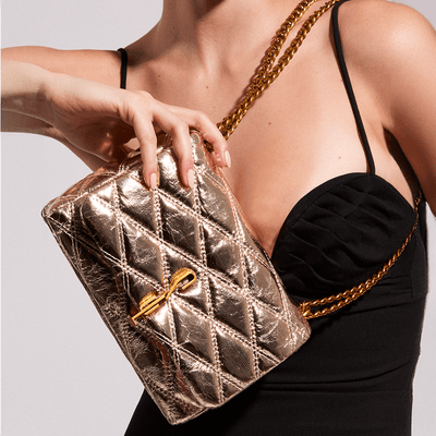Bolsa Metal Crinkle Dourada Alça Corrente Transversal