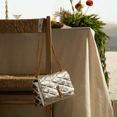 Bolsa Metal Crinkle Dourada Alça Corrente Transversal