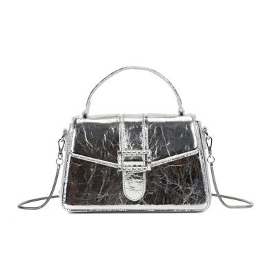 Bolsa Pequena Prata Metalizado Crinkle Fivela Brilho