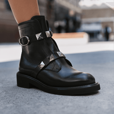 Bota Coturno Couro Preta Tira Spike