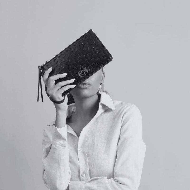 0975.519C.0038_clutch_texturizada_preta_humanizada.jpg
