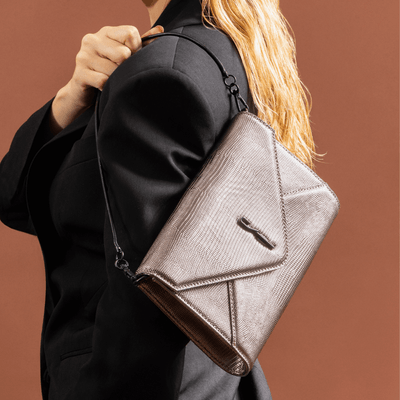 Bolsa Clutch Envelope Metalizada Cinza Alça De Mão