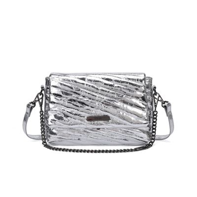 Bolsa Pequena Metallizada Crinkle Prata Alça Dupla