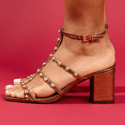 Sandália Metalizada Glow Bronze Tiras Tachas Salto Grosso