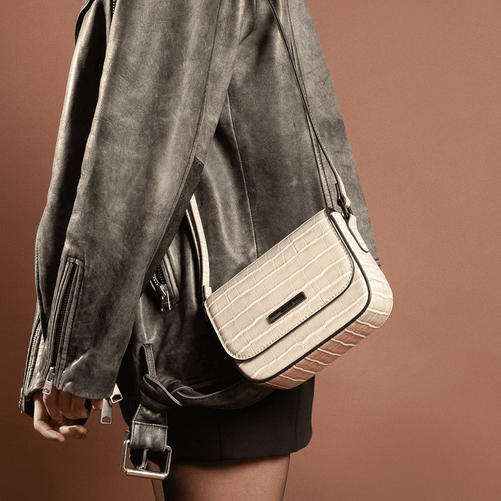 Bolsa Pequena Material Croco Off White Alça Transversal - Santa Lolla