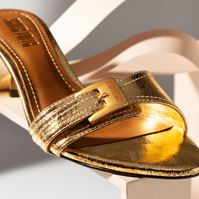 Mule Couro Metalizado Dourado Salto Baixo Fino