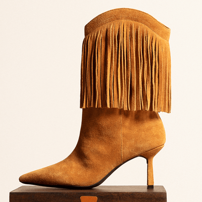 Bota Couro Camurça Cano Médio Franjas Caramelo